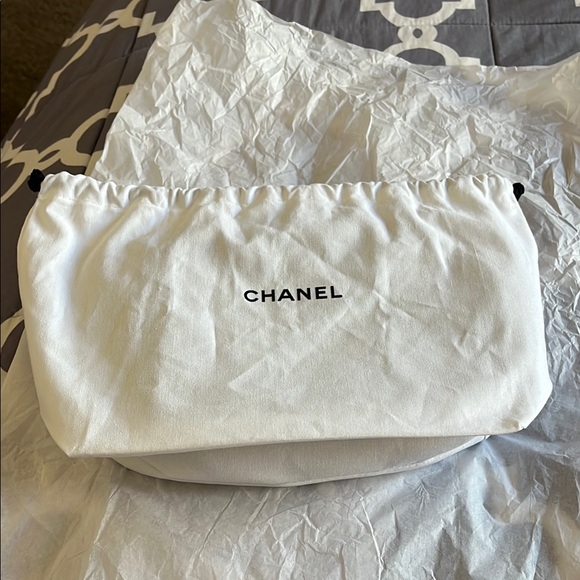 Chanel Beige Woven Shoulder Bag, Unbranded Chain Dust Bag and Makeup Bundle NWT - Picture 15 of 15